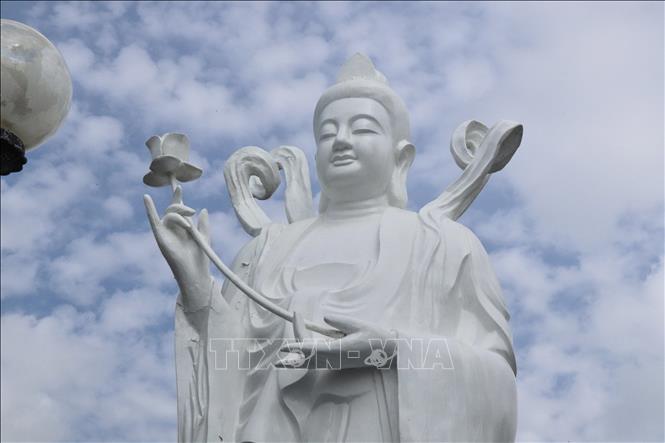 Tượng Bồ Tát Thánh chúng được chạm khắc tỉ mỉ, tinh xảo. Ảnh: Thanh Sang - TTXVN
